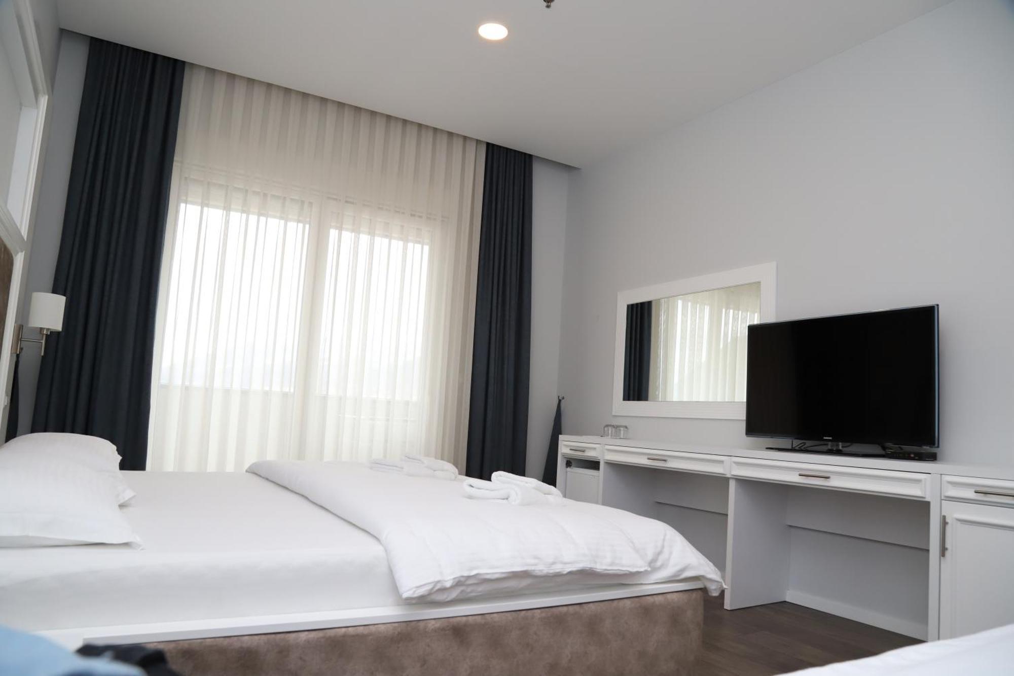 Sky Hotel Prizren Exterior photo